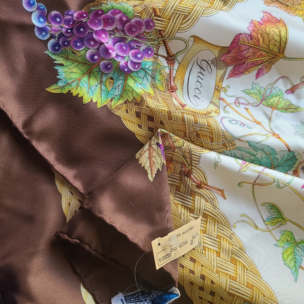 Dead stock Gucci scarf vintage butterfly grapes bees - Picture 7 of 12